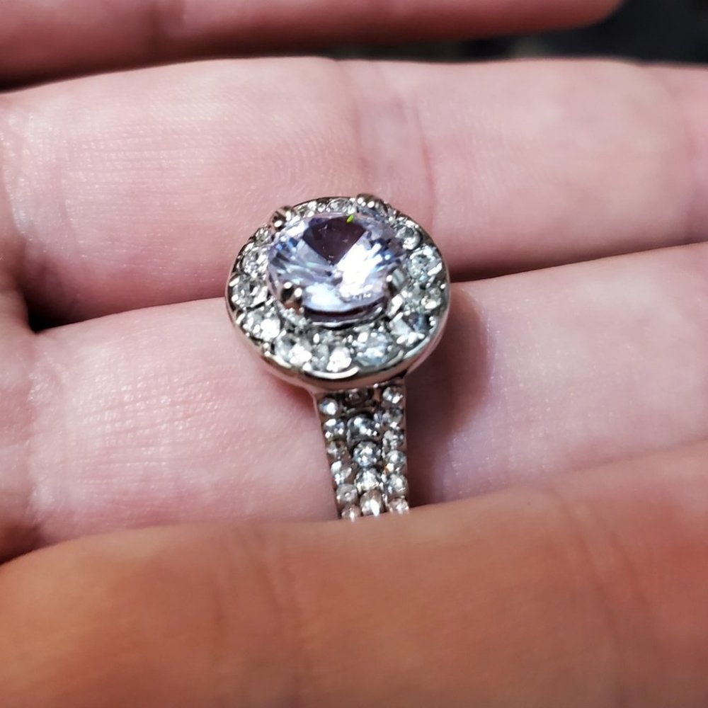 BRAND NEW 18K WHITE GOLD ROUND DIAMOND HALO RING - Picture 8 of 9